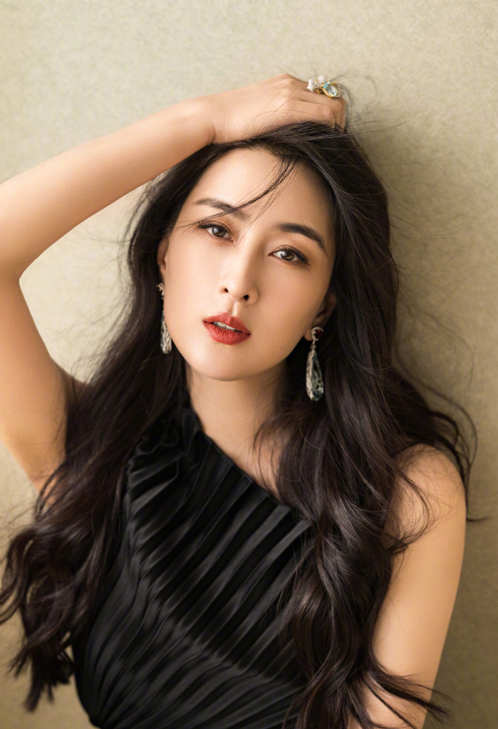 马苏出席北京电影节中国电影之夜 卷发红唇风情万种