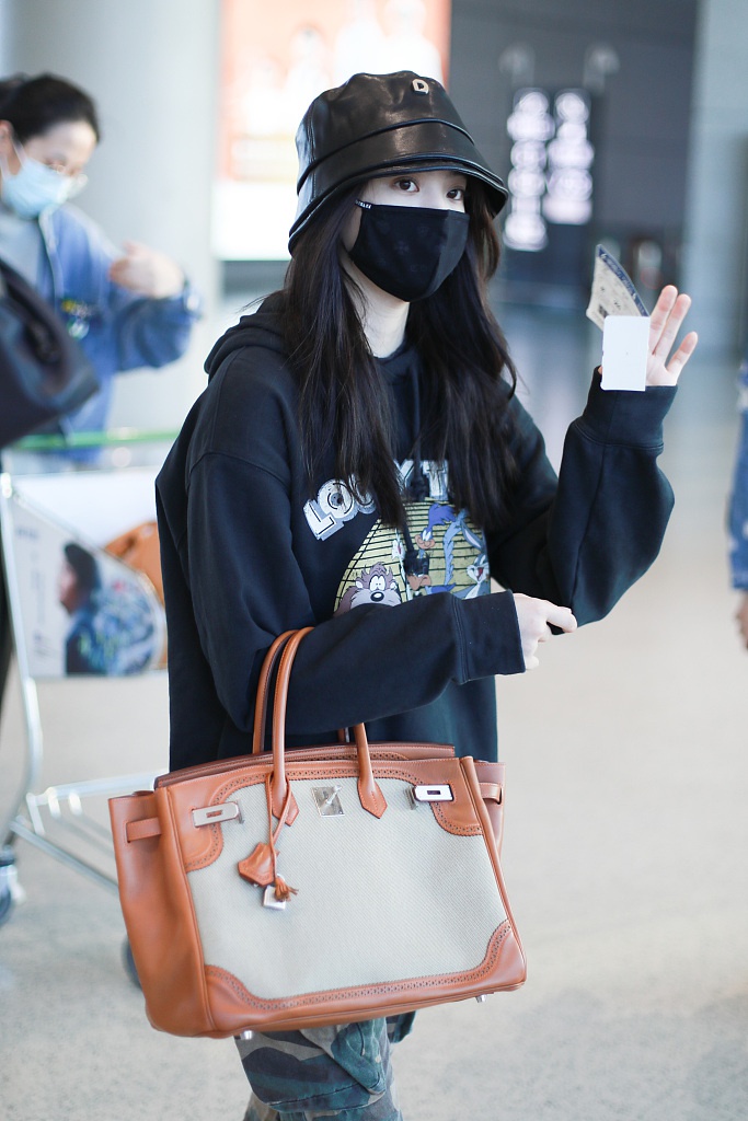 组图:欧阳娜娜穿卫衣迷彩休闲时髦 可爱运动风少女酷又美