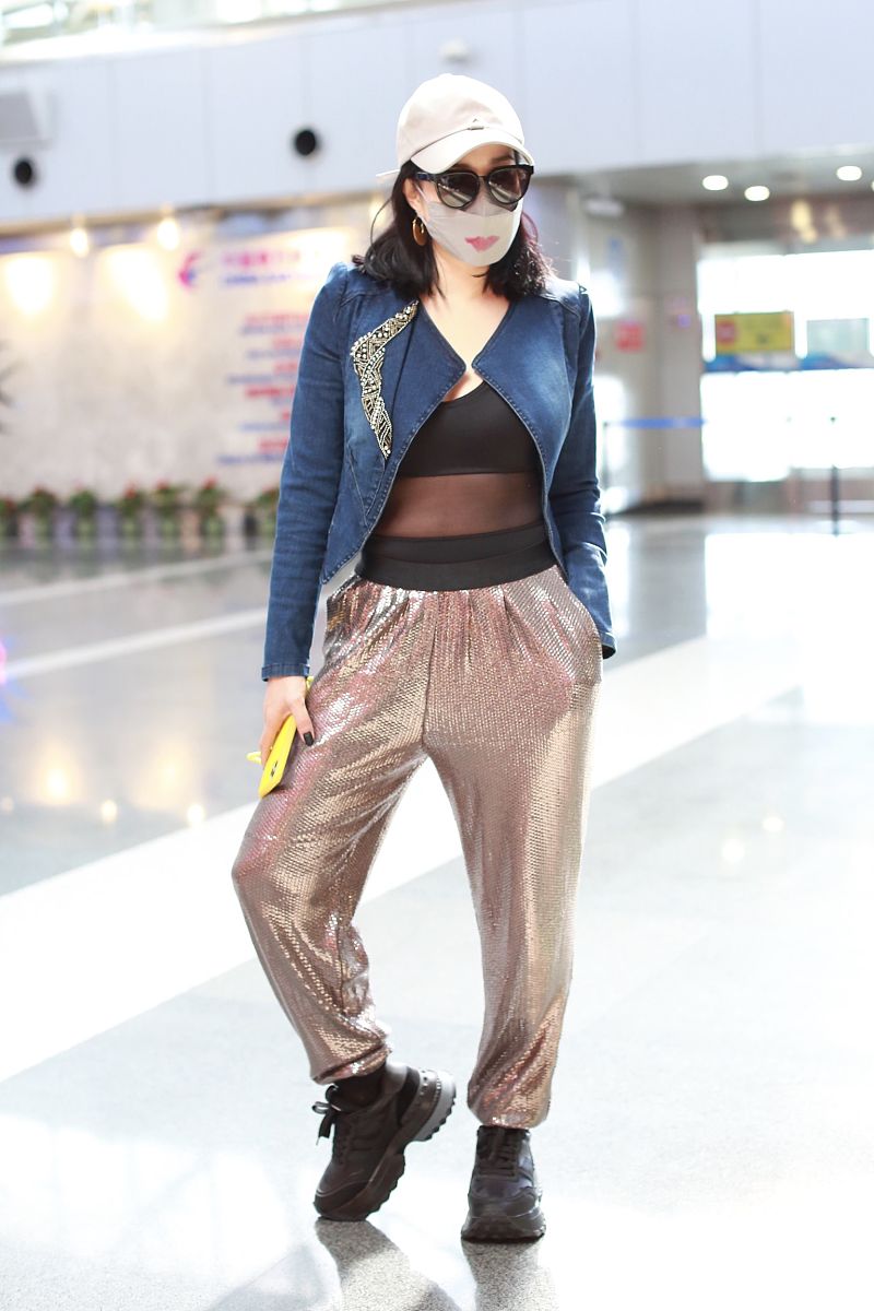 钟丽缇街拍:牛仔夹克内搭透视装金属长裤 戴唇印口罩戏精上身