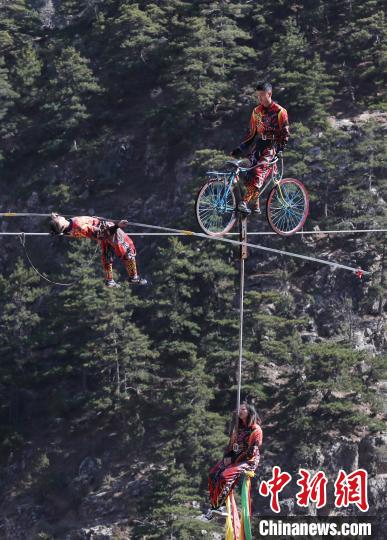 宁夏贺兰山上演高空峡谷走钢丝