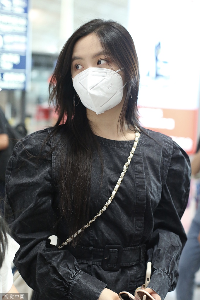 组图:王艺瑾素颜皮肤白皙颜值吸睛 穿泡泡袖牛仔裙变酷girl