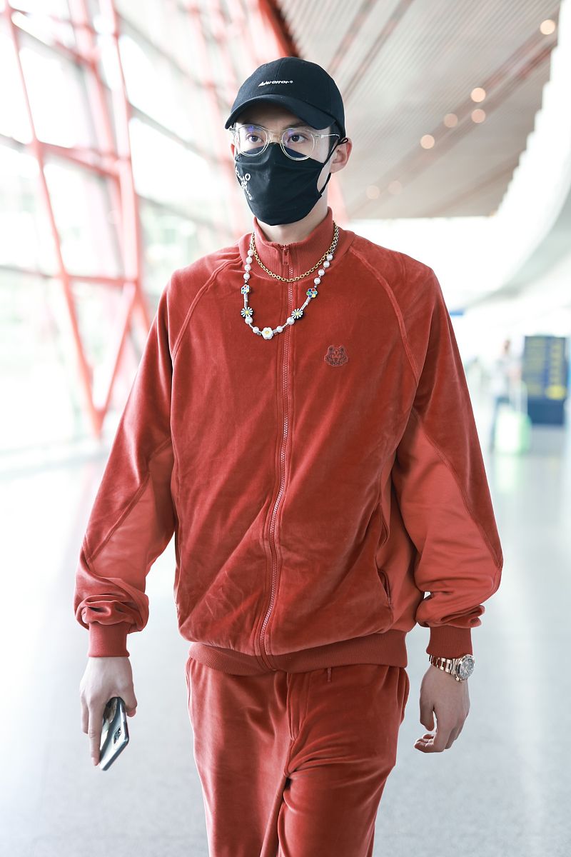 王鹤棣街拍:kenzo红丝绒运动套装戴珍珠小雏菊项链酷盖一枚