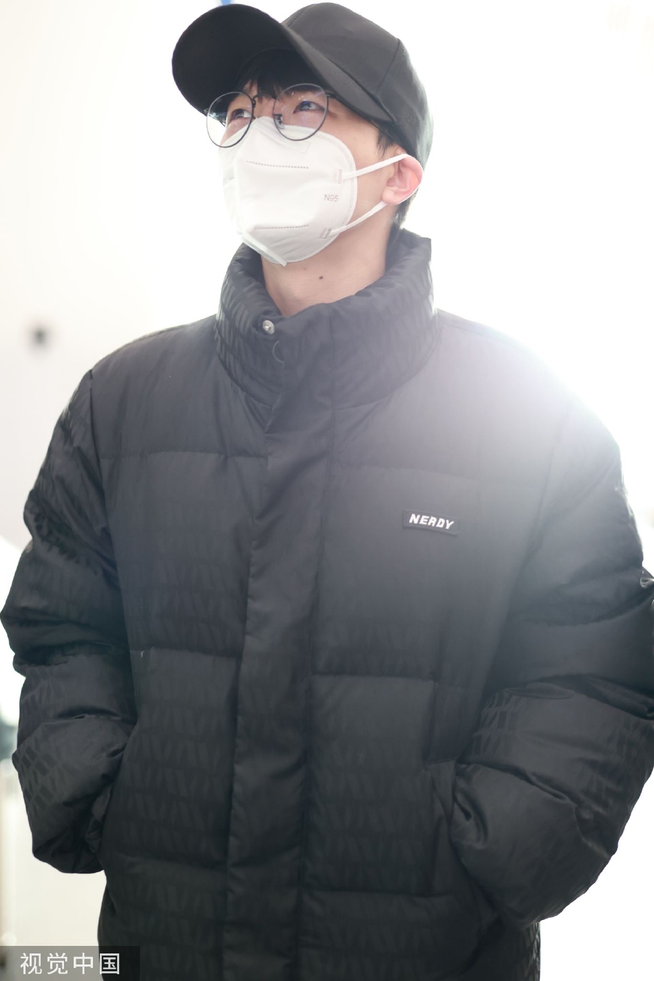 组图:周深贝雷帽羽绒服现身机场 和粉丝聊天好有亲和力