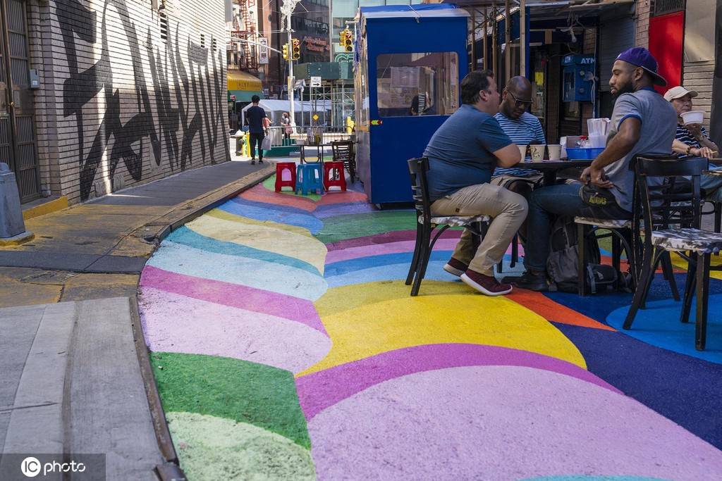 色彩缤纷!美国纽约唐人街彩绘路面吸引游客