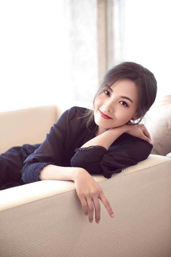 福建福州女演员郑罗茜,时尚优雅