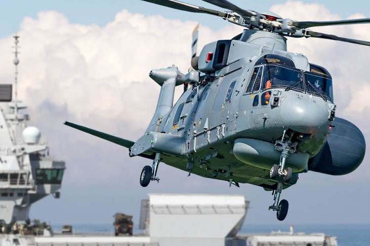 英国皇家海军伊丽莎白女王级航母搭载的灰背隼预警直升机