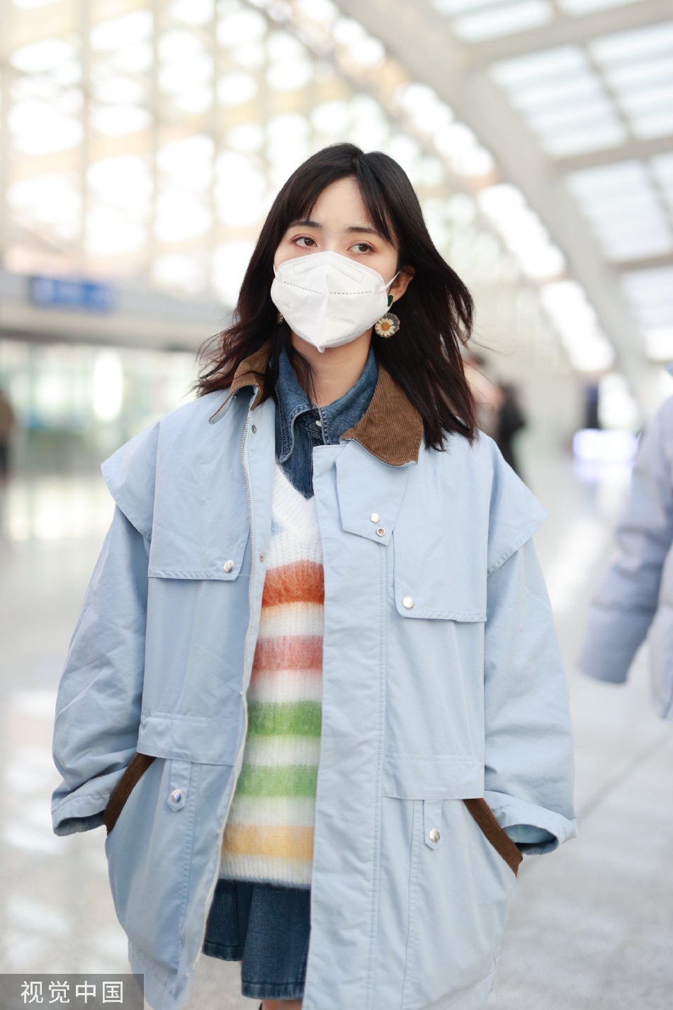 组图:沈月穿婴儿蓝外套现身机场 雏菊大耳环好少女