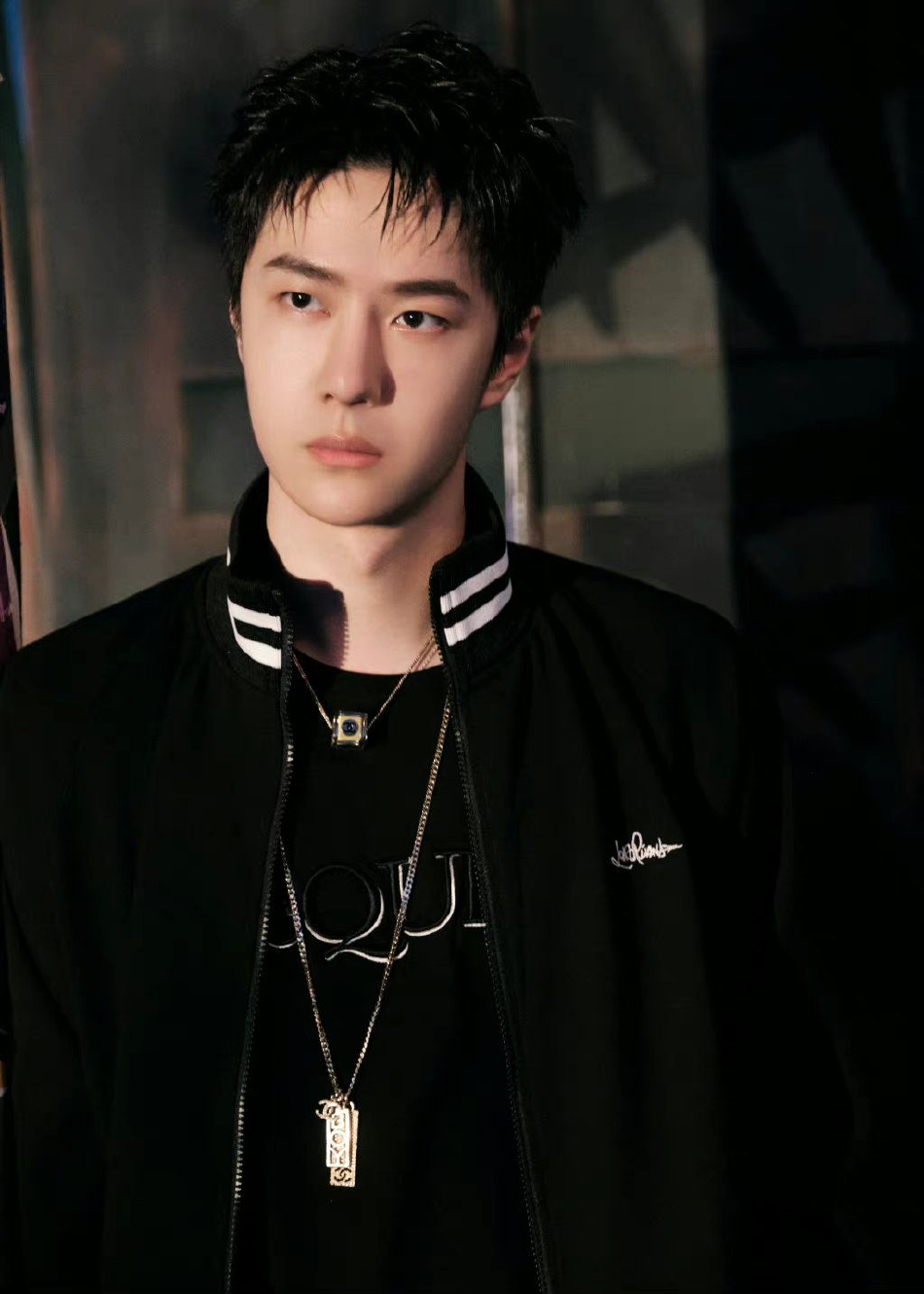 组图:王一博穿黑色棒球服少年感足 舞台上认真录制侧颜优越