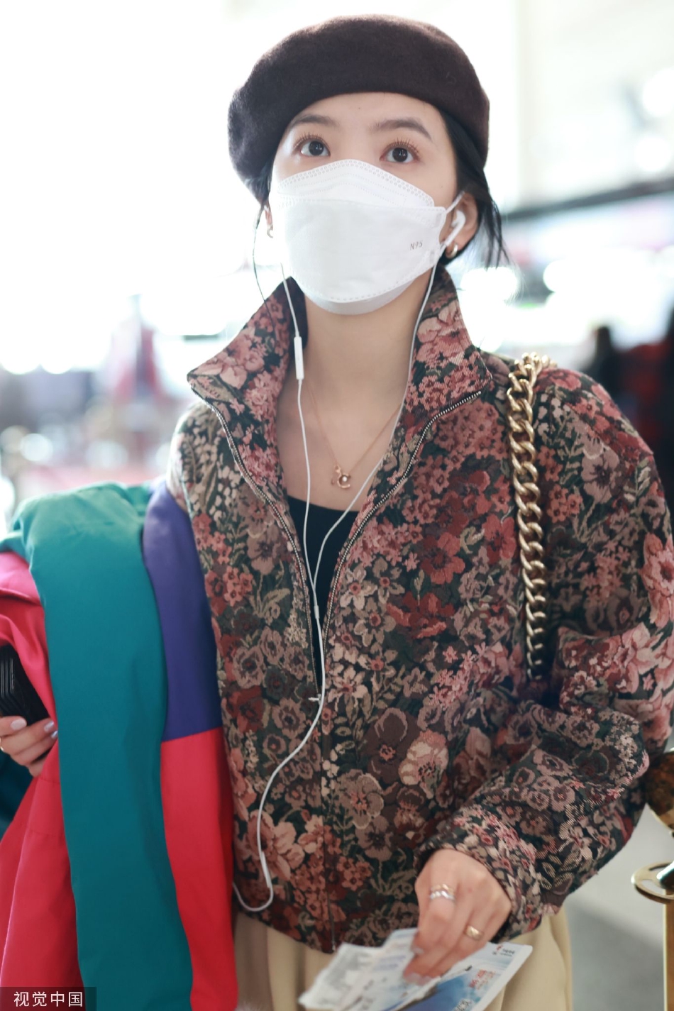 组图:章若楠复古花纹短款外套现身机场 戴贝雷帽复古灵动