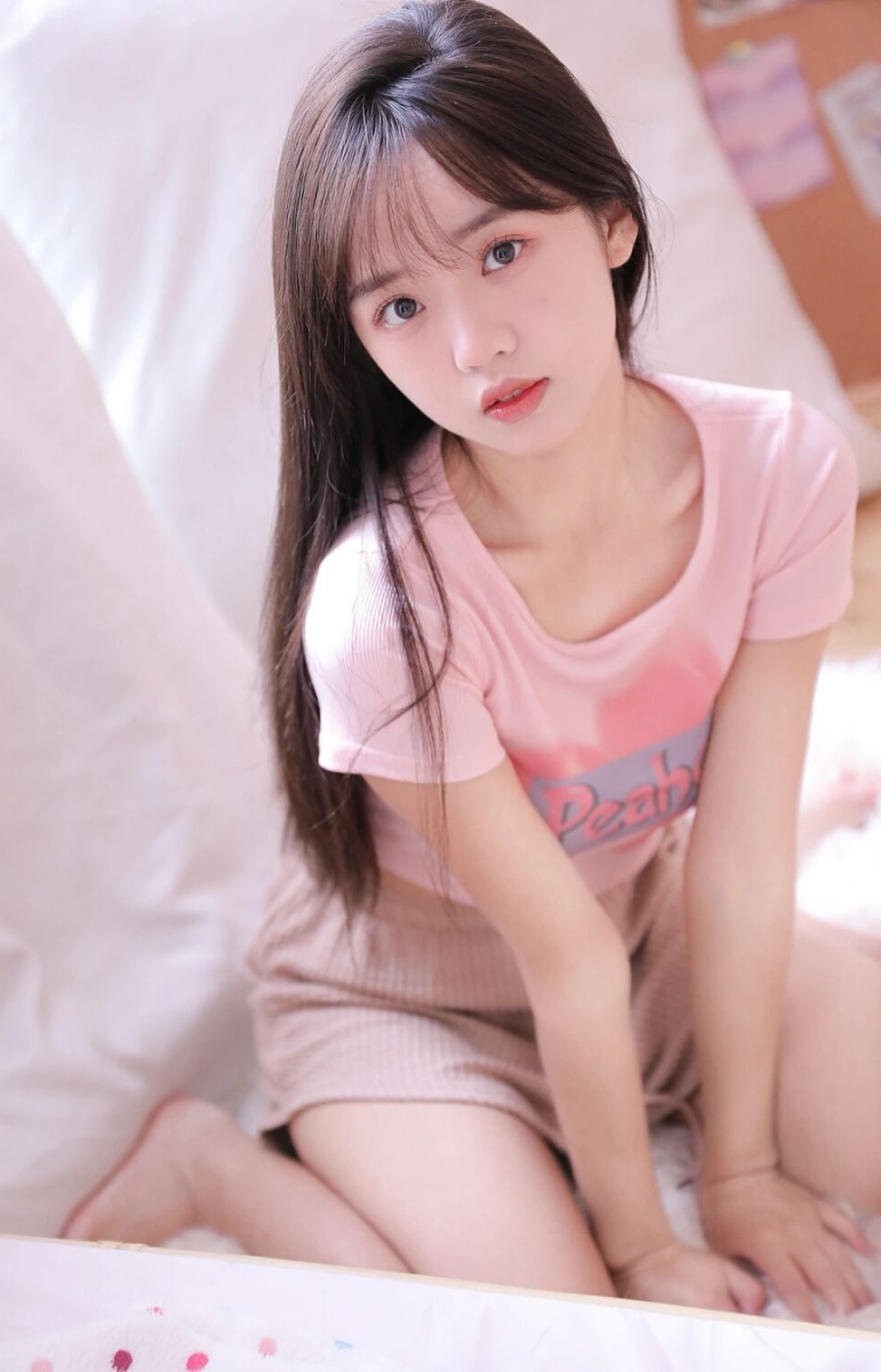 美女穿粉色半袖的样子好可爱,搭配上短裤,就是美美的少女感