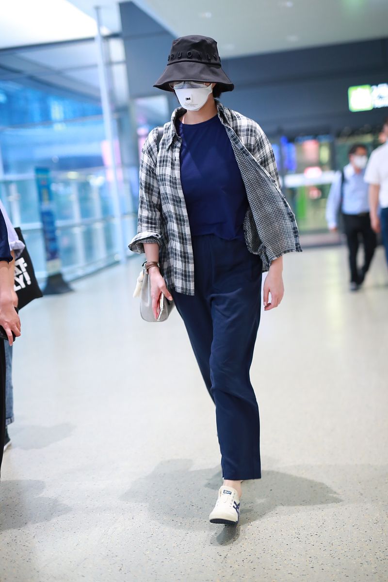 蒋欣街拍:格纹衬衣阔腿裤tiger球鞋 hermes herbag手袋中性休闲