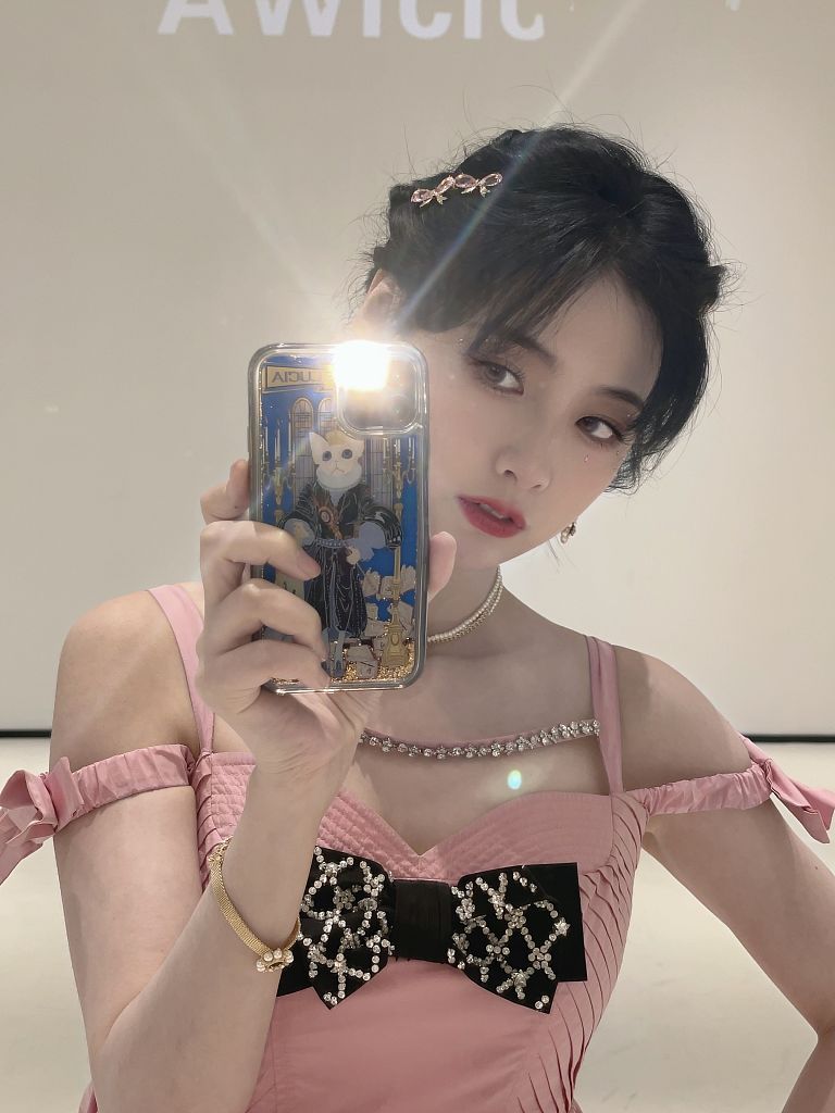 赵粤生日前夕发布自拍美图 露肩粉裙搭配盘发似小公主