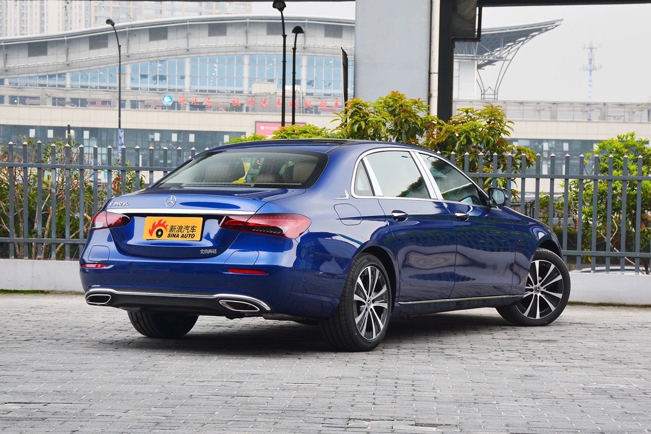 2021款奔驰e级混动 350 e l 插电式混合动力轿车