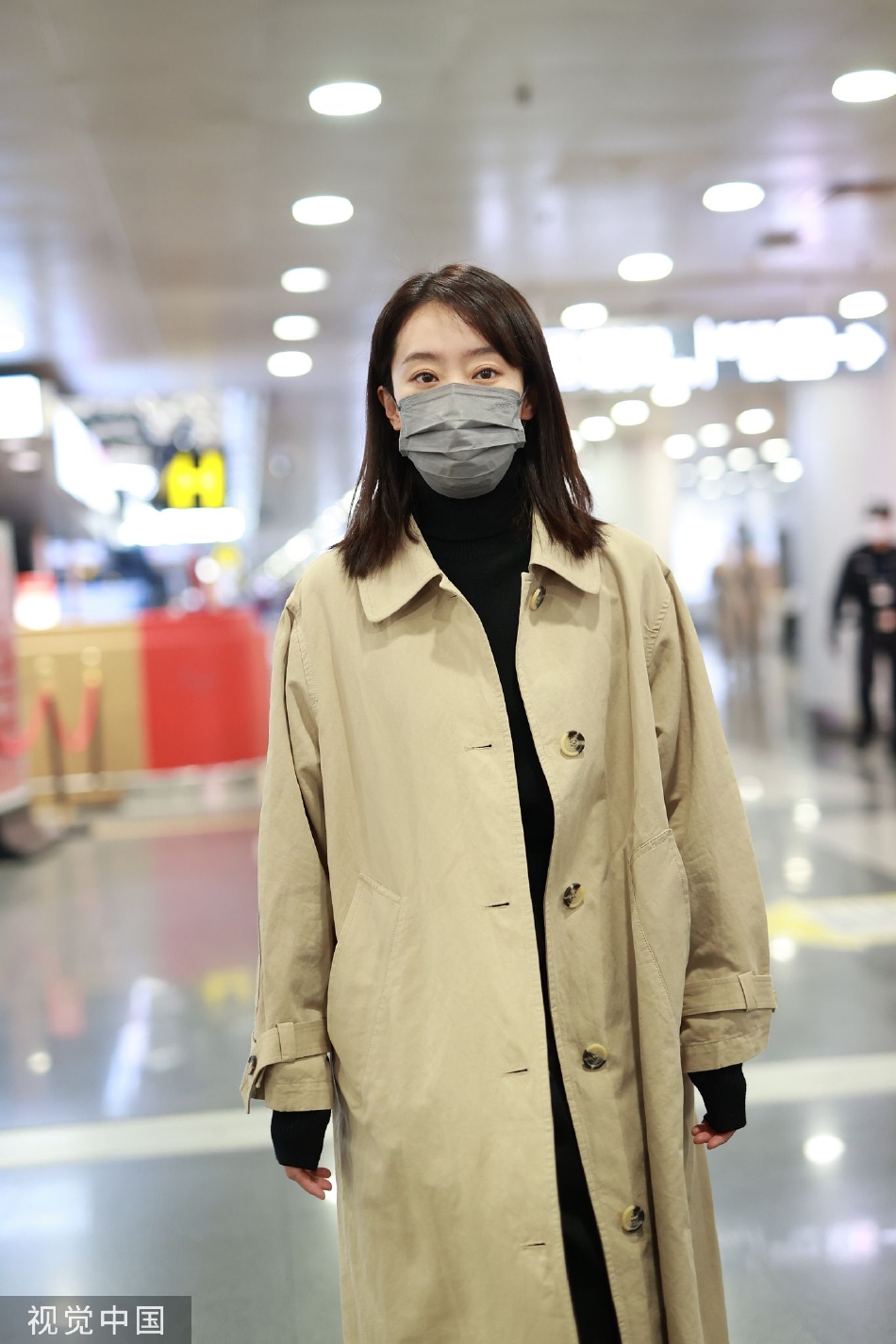组图:张小斐着卡其色风衣现身机场 内搭黑色长袖复古温婉有气质