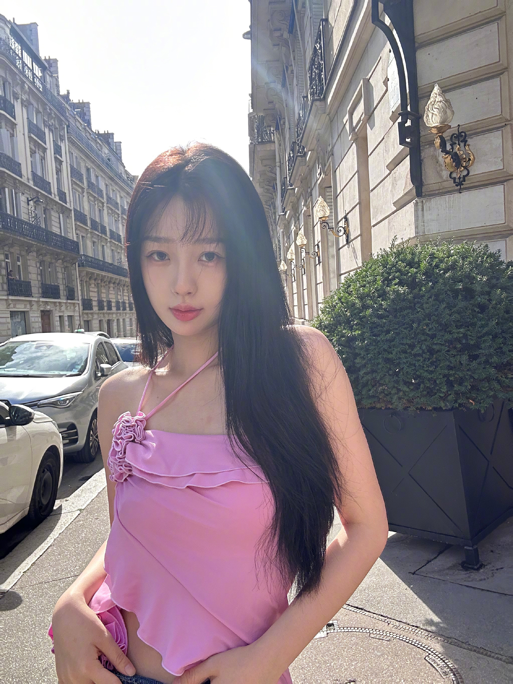 虞书欣穿粉色挂脖吊带甜美又性感,表情甜笑卖萌