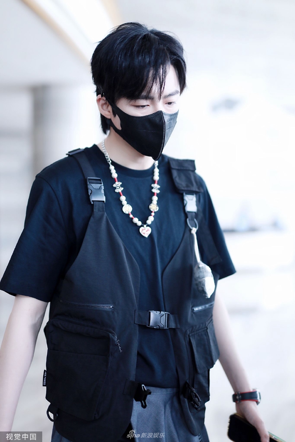 组图:刘宇宁外出录制《开始推理吧》穿马甲内搭黑t酷劲十足