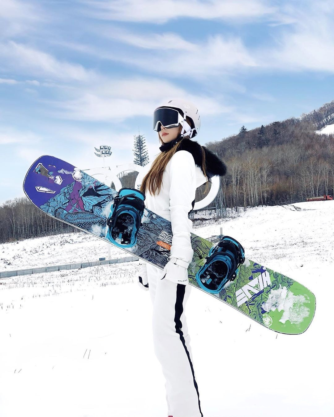 滑雪运动美女达人卡丽娜的时尚写真照,美丽动人气质佳