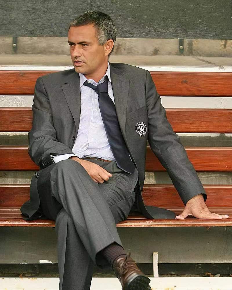 穆里尼奥执教切尔西时期身穿西装场边指挥