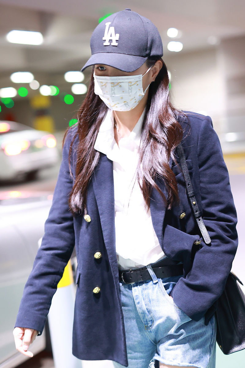 包文婧街拍:藏蓝色西装内搭白衬衣破洞牛仔裤gucci手袋 休闲时髦