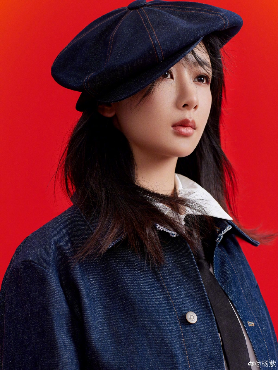 组图:贝雷帽衬衫配牛仔外套!杨紫新年写真红红火火 眼神霸气