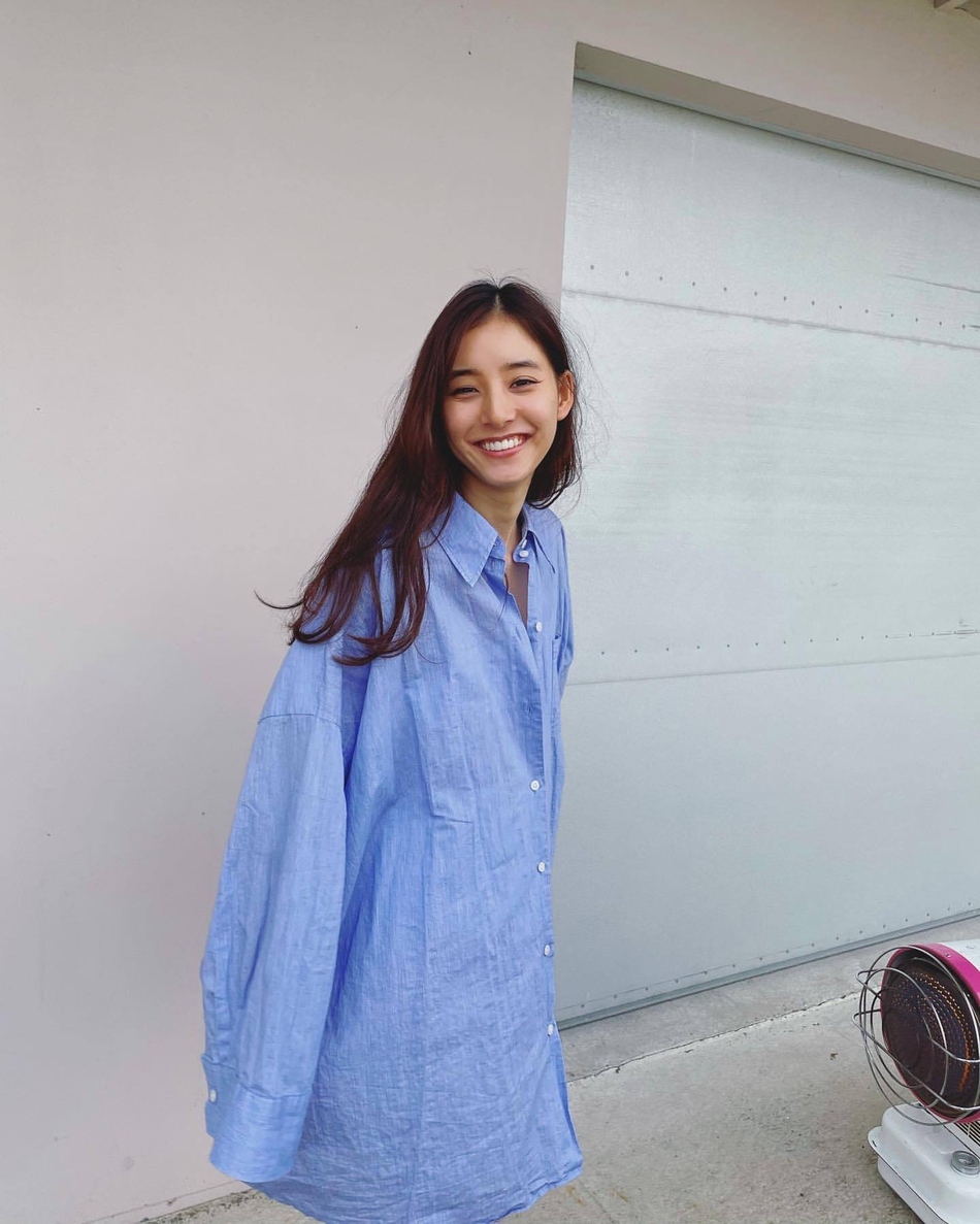 组图:新木优子更新ins 晒私服穿搭优雅清新笑容甜美