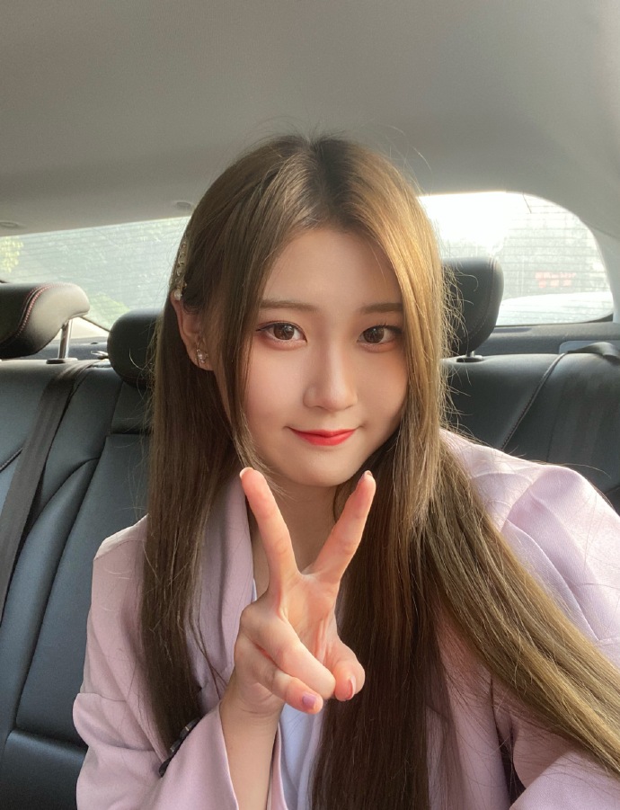 美女艺人王偲越在车上自拍美照欣赏