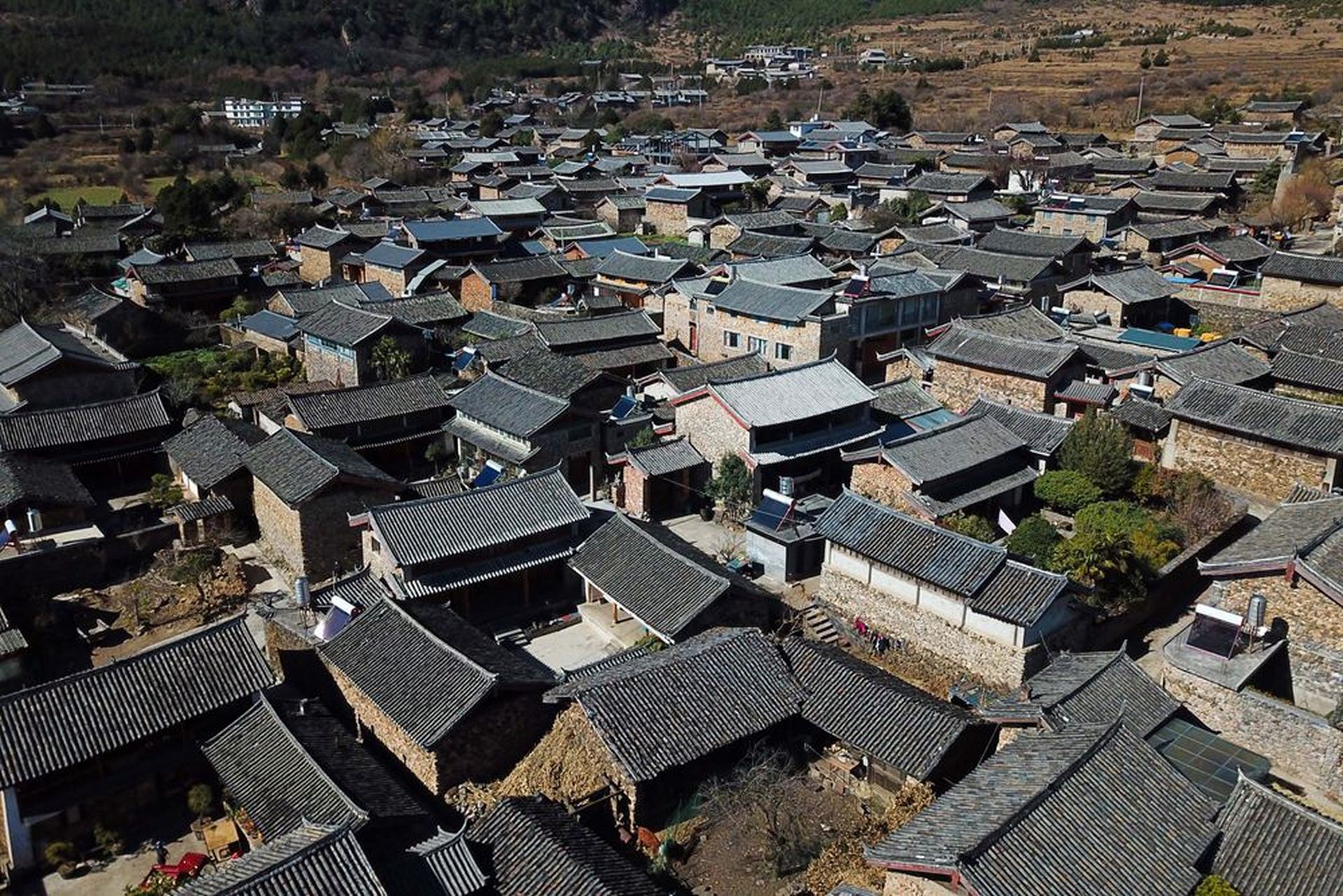 探索玉湖村,邂逅纳西族的古老风情  玉湖村,又名雪嵩村,位于丽江的
