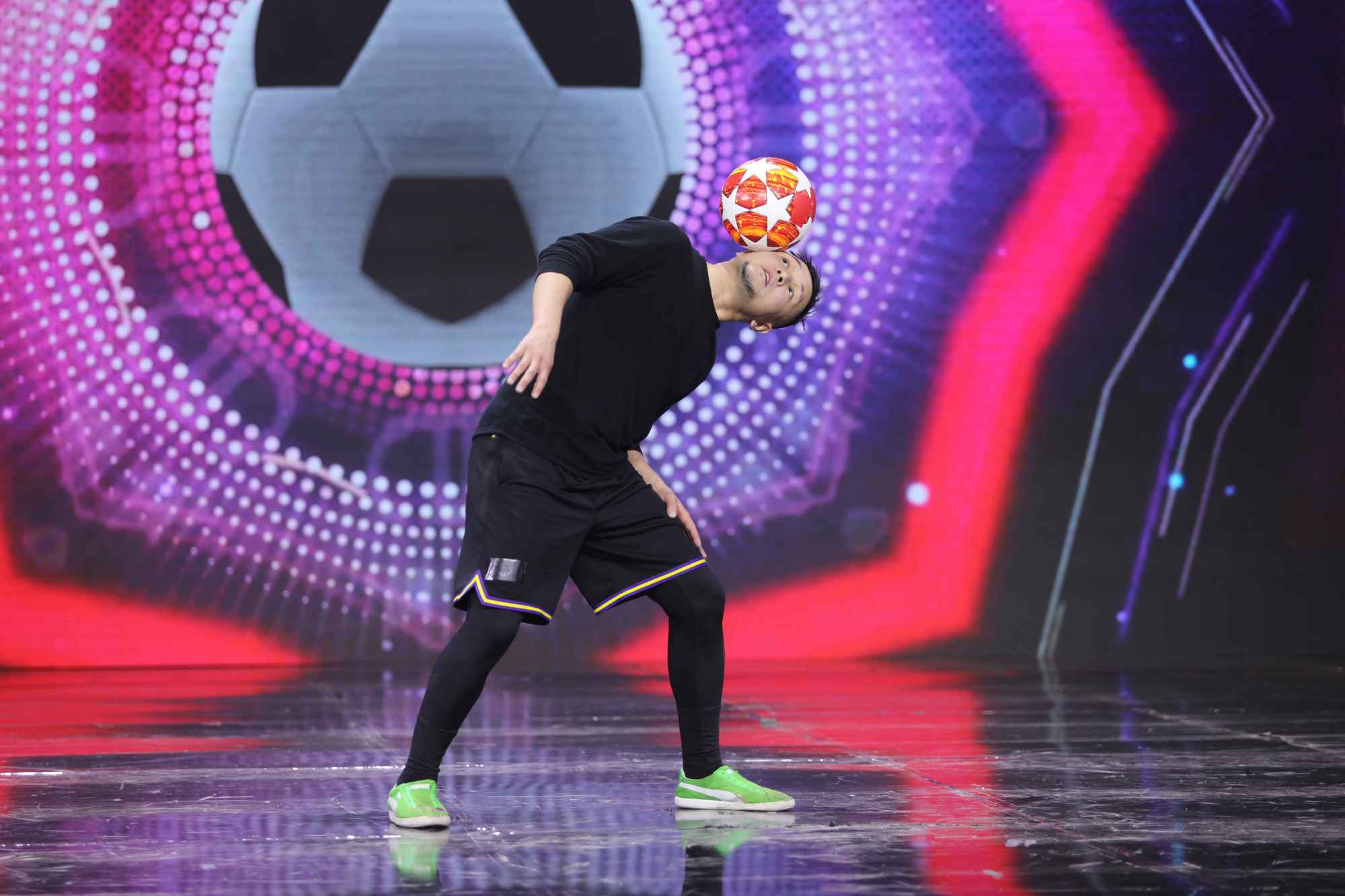 男子秀花样足球绝活,球像粘在身上一样,怎么玩竟然都不会掉地上