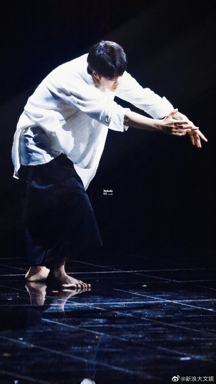 组图:王一博《像阳光那样》舞台首秀 演绎赤足舞蹈白衣少年