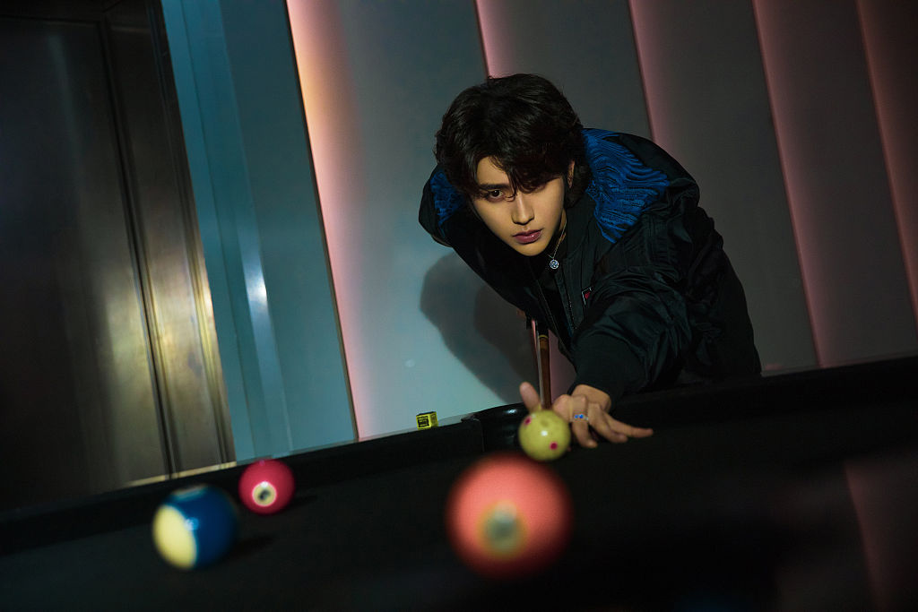 蔡徐坤蓝黑拼接运动套装解锁青春时尚 眼眸清澈少年感满分