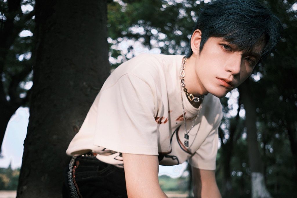 张颜齐湖光蓝发色帅似漫撕男 岔腿而坐眼神不羁酷拽满分