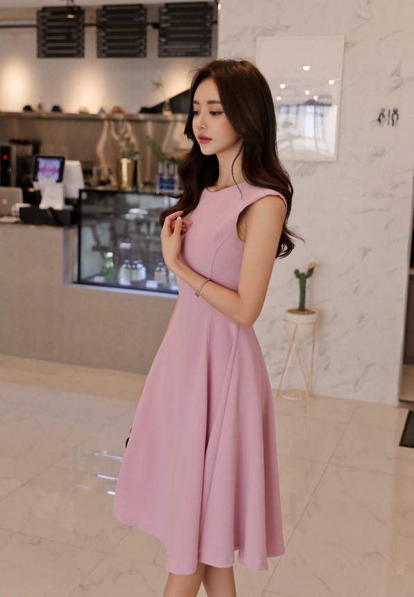 女神孙允珠身穿这身粉色长裙显得知性成熟,温婉动人