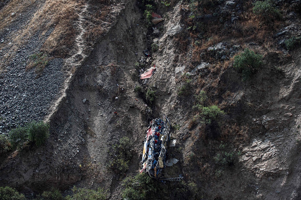 秘鲁一长途汽车坠崖致17人死亡