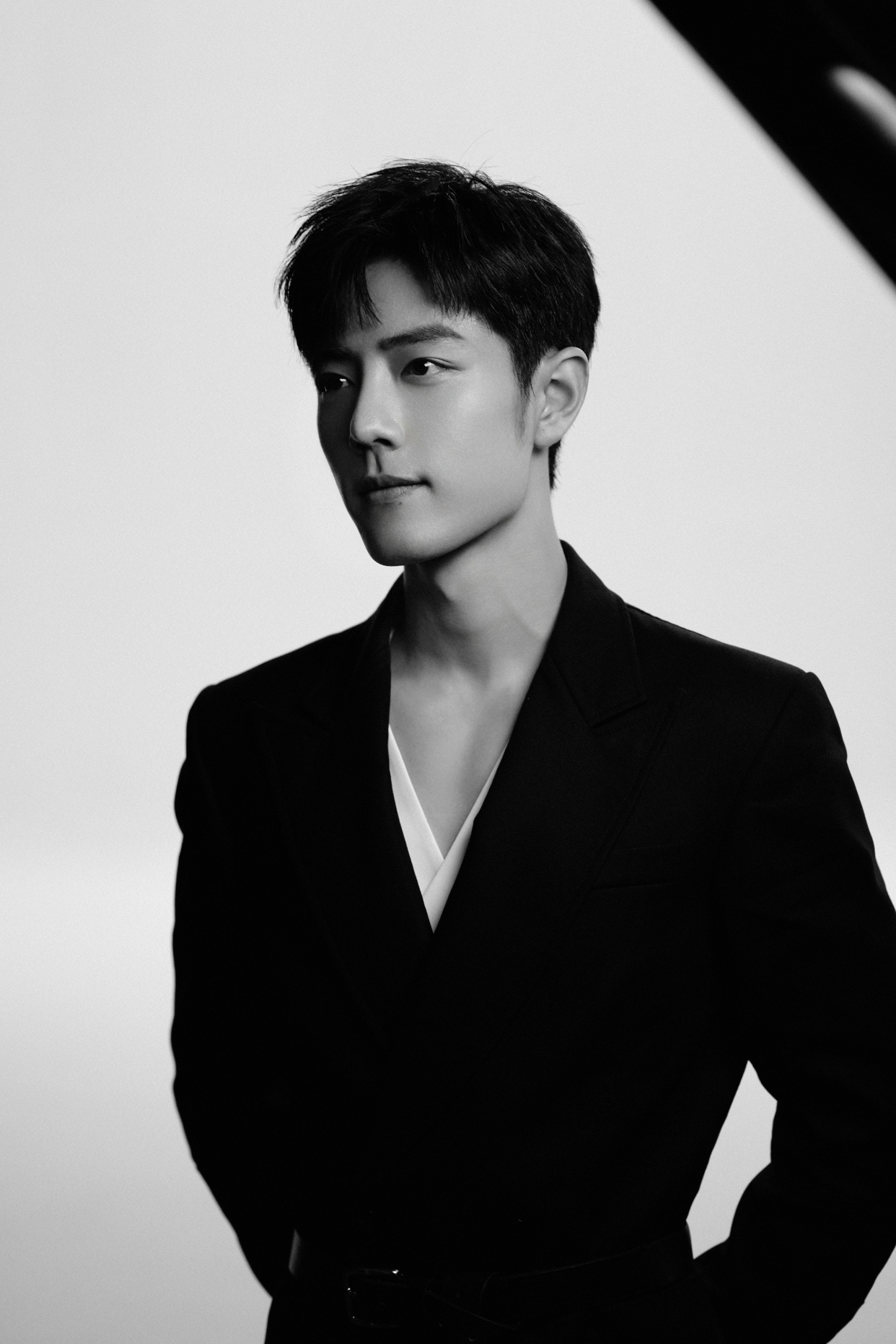 肖战一身黑色v领西装绅士儒雅