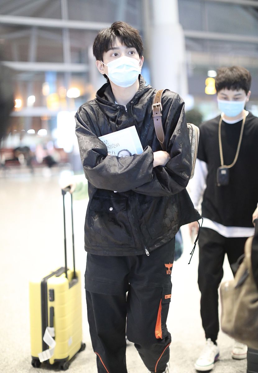 丁禹兮街拍:gucci帽衫boy london工装裤 帅气低调