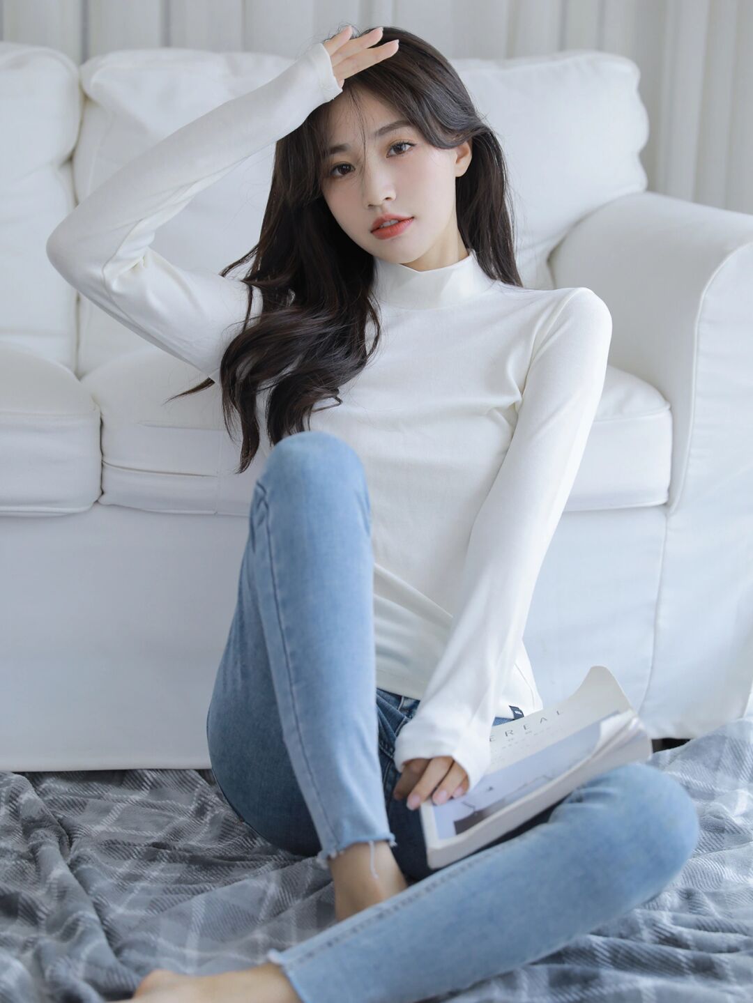 漂亮女人的别致穿搭就是好看,白色t恤搭牛仔裤就格外有气质