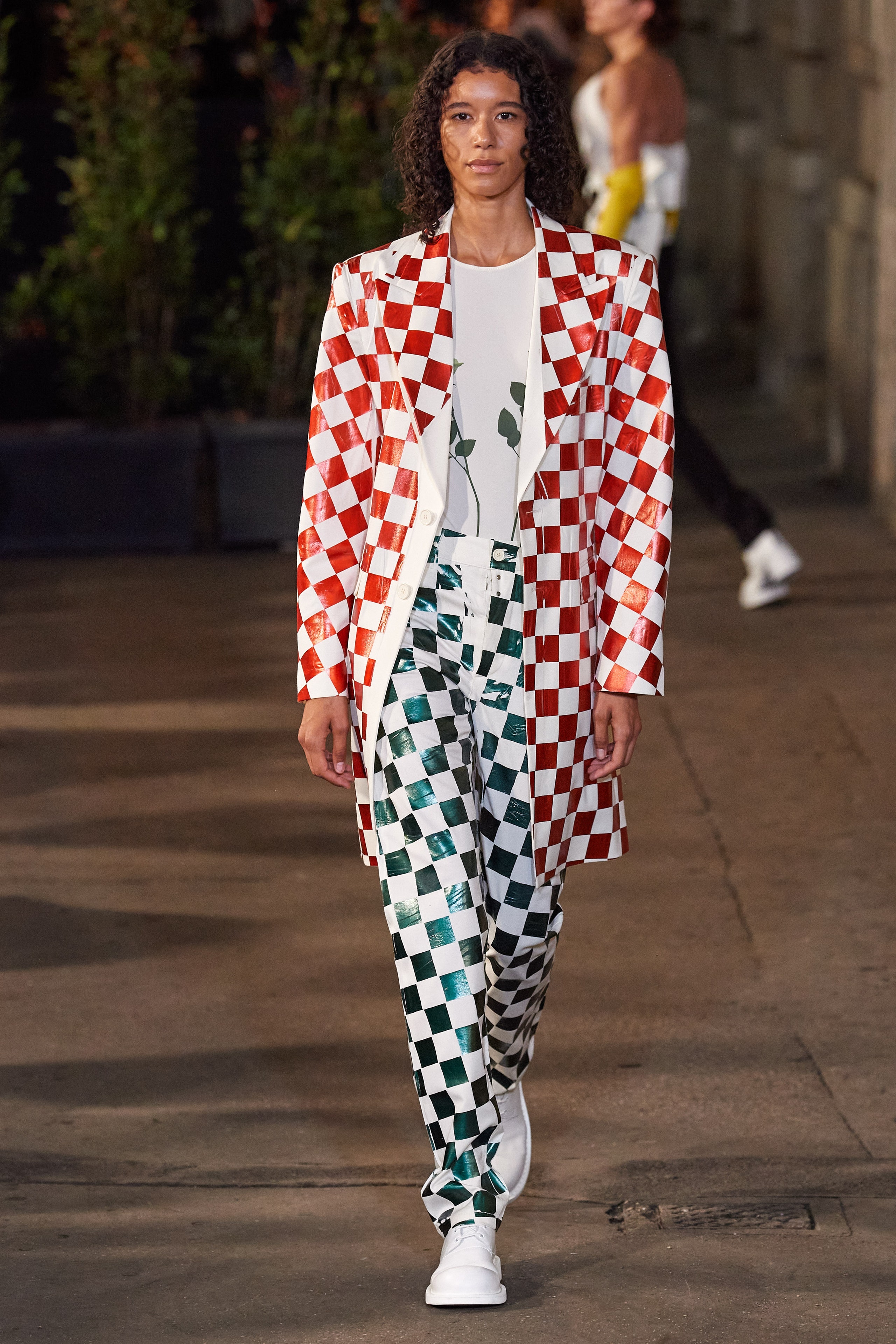 mm6系列高对比度的各色棋盘格,层叠褶皱的小丑领以及皮质手套