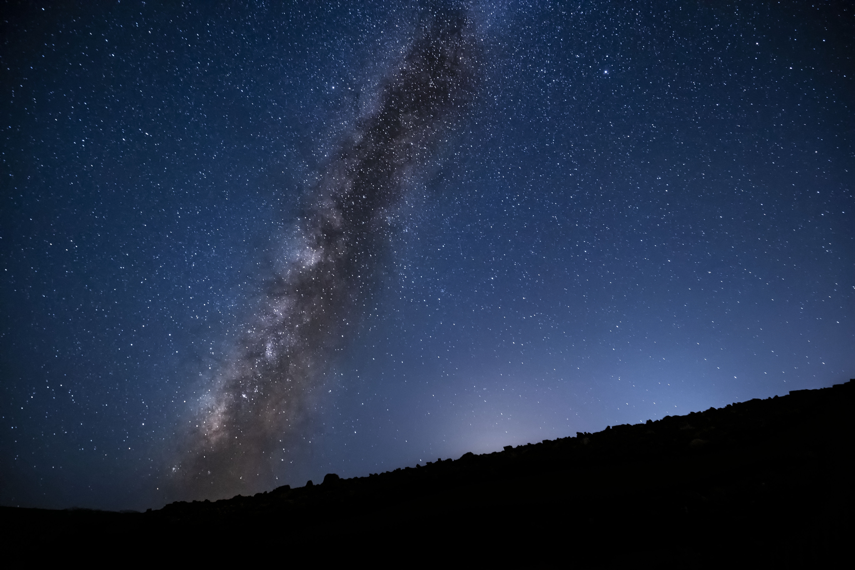 以色列纳杰夫沙漠上空现壮美银河星空 璀璨闪耀美如仙境