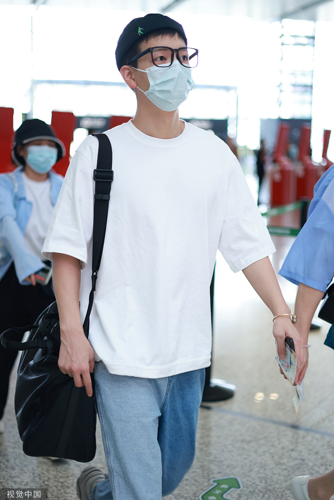 组图:胡夏戴圆顶帽搭眼镜时尚前卫 穿简单t恤搭牛仔裤干净清爽