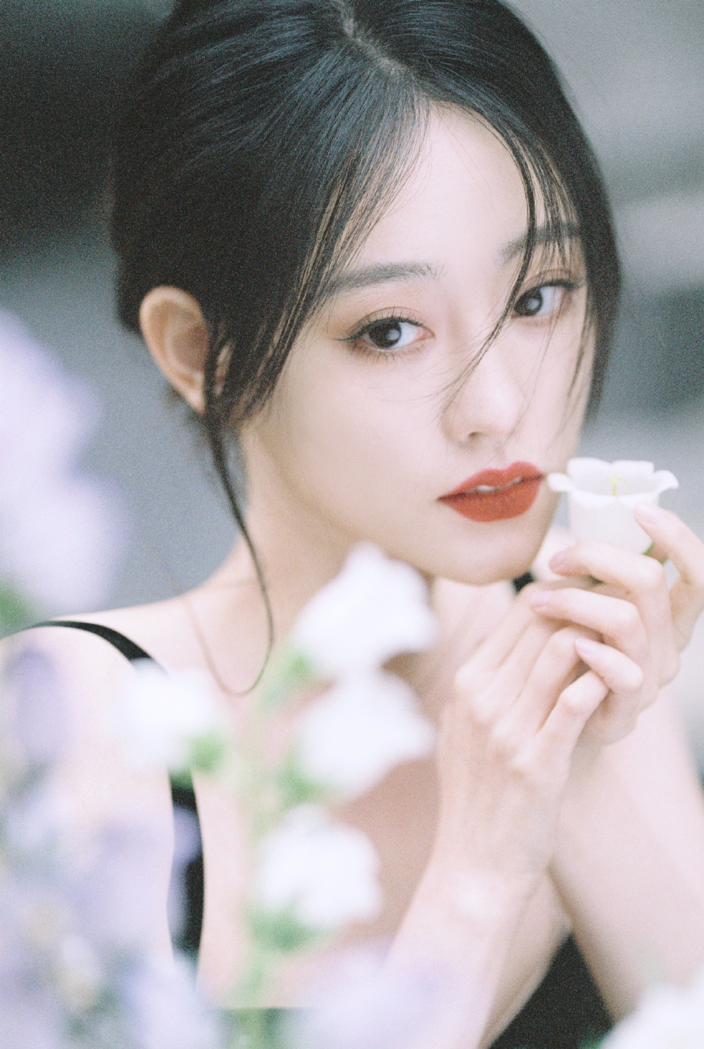 祝绪丹绝美照片曝光,肤白貌美五官精致!