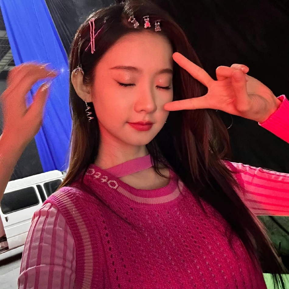 组图:张艺凡晒工作片场自拍 单手比耶俏皮可爱