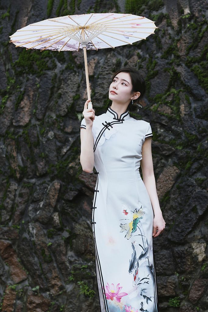 许佳琪穿复古旗袍展曼妙身姿 撑油纸伞看纷飞细雨
