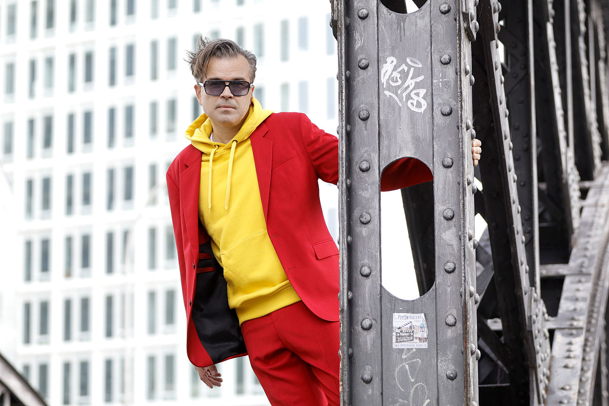 博主reinhard maetzler街拍:boss红色西服套装 内搭burberry帽衫鲜艳