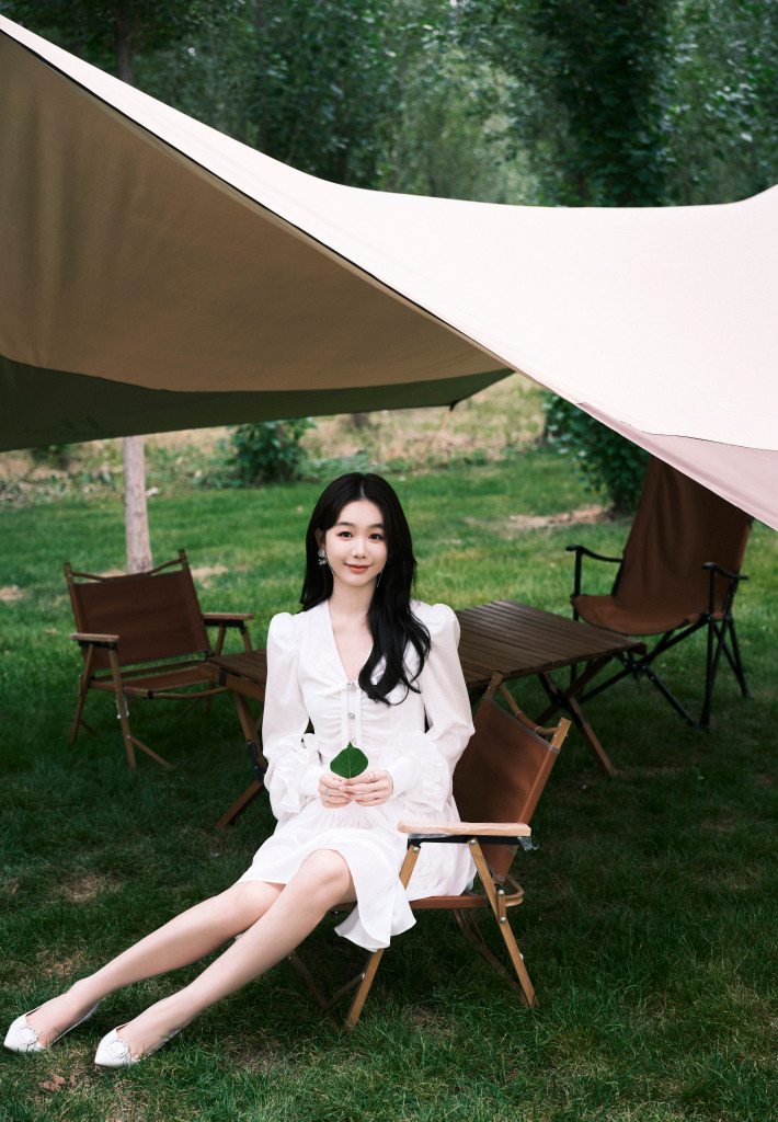 徐梦洁发布品牌直播活动写真 白裙秀美腿走甜美风