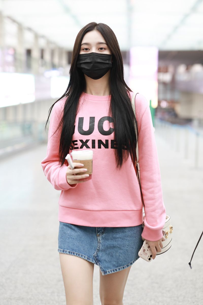 徐艺洋街拍:gucci粉色卫衣搭配牛仔裙元气满满