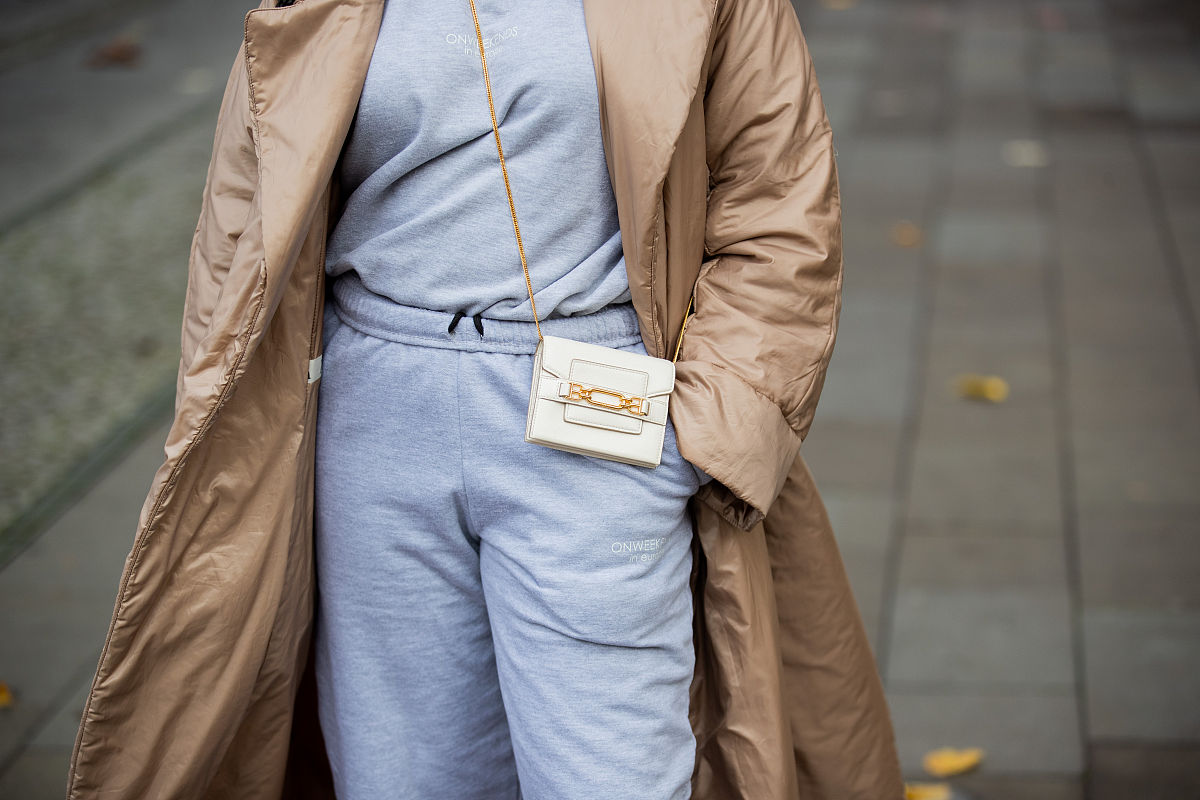 博主lois opoku街拍:max mara香槟色棉服balenciaga穆勒鞋时髦亮眼