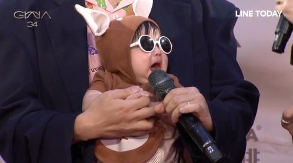 组图:徐佳莹老公带女儿走金曲奖红毯 比尔贾戴墨镜酷拽十足