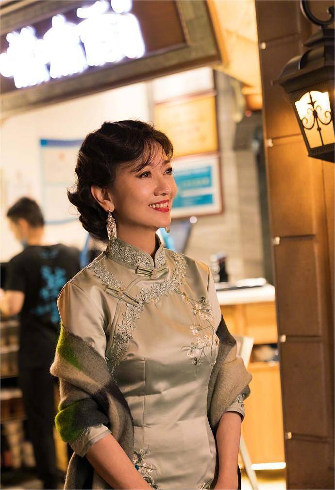 组图:赵雅芝一袭素色旗袍韵味十足 露笑颜唇红齿白气色极佳