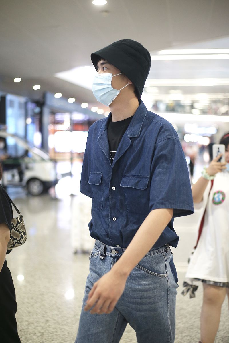 梁靖康街拍:levis牛仔衬衣搭配直筒裤球鞋高大俊朗