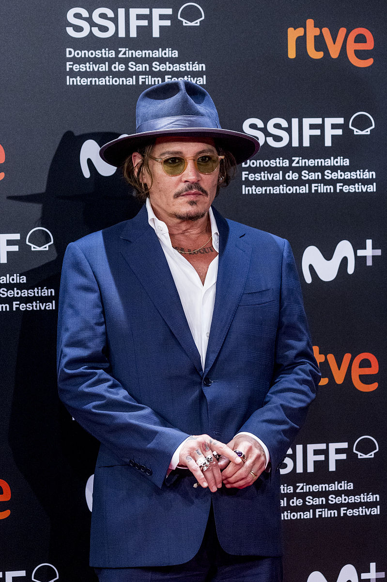 约翰尼德普:藏蓝色西装戴宽檐礼帽厚底皮鞋嬉皮绅士